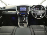 運転席・助手席を入れたインストルメントパネル全体画像です。