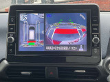 アラウンドビューモニターです。4つのカメラからの映像を合成・処理することで空から見下ろすような視点で周囲を確認でき、駐車時のクルマの位置確認がスムーズになります。