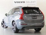 北欧らしさあふれる知的な美を形にしたラグジュアリーSUV、XC90。大胆でありながらもエレガントなスタイリングは、見る人の目に磨き上げられた強さを深く印象づけます。
