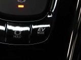 モーターのみで静かに走行する「EVドライブモード」が装備されています。