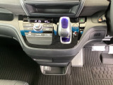 足元スッキリ、インパネシフトです。パーキングブレーキはフットブレーキタイプなので、運転席と助手席の間がスッキリしています。