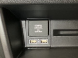 助手席前には横長のトレーとアクセサリーソケットがついています。その下に充電可能なUSB端子が2個ついていますので、手前のトレーにスマートフォンを置いて移動中でも充電できるので便利です。