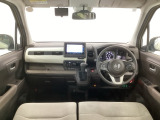 【前方視界】開放的な前方視界!運転がしやすく疲れにくいです♪窓が大きく、見通しがとっても良いおクルマですよ♪
