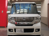屋内展示場がございますので、雨の日や雪の日でも天気に影響されずにお車をご覧いただけます!在庫台数も豊富にご用意しております!