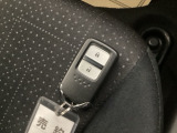 スマートキーは荷物を持っている時でも、キーを取り出さずドアの施錠・開錠ができます。