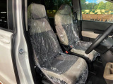 運転席まわりには十分なスペースがあり、大柄な方でもゆったり運転していただける環境です。