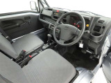 シンプルで使いやすいデザインの運転席です。