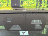 【スマートシティブレーキサポート】低速走行中に前方の車両等を認識し、衝突しそうな時は警報とブレーキで衝突回避と被害軽減をアシスト。より安全にドライブをお楽しみいただけます。