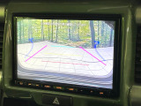 【バックカメラ】駐車時に後方がリアルタイム映像で確認できます。大型商業施設や立体駐車場での駐車時や、夜間のバック時に大活躍!運転スキルに関わらず、今や必須となった装備のひとつです!