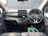 運転席からの視界が左右に広く、隅々まではっきりと見えるので、クルマの前端も把握しやすく安心です。
