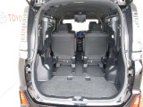 3列目シートは跳ね上げ式で折りたたみ可能です。キャンプ用品など大きな荷物もばっちり収納可能です!