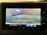 リバースギアに入れるだけで後方の表示へ切り替わります。夜間や雨の日の駐車も楽になりますよ。