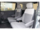 2列目キャプテンシート(両側アームレスト付)1席ずつに分かれたパーソナル感のあるシート。隣を気にせずリラックスできます。