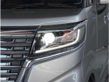 【LEDヘッドライト】悪天候や夜間走行時も良好な視界を確保し安心して運転できる高輝度LEDヘッドライトを装備。明るい上に点灯速度が早く消費電力も抑えられています。