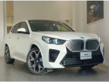 【BMWの伝統-1】BMWの特徴的な&ldquo;キドニーグリル&rdquo;は、80年以上続く伝統の形でございます。変わらないこだわりのデザインが、プレミアムブランド&ldquo;BMW&rdquo;を創り出します。