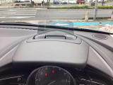 ●運転視界の遠方上方に虚像を投影することで前を見ながら情報の視認ができます。本当にドライバーが必要な情報を適切に伝え、楽しんで頂くことを考えた新世代装備です。※虚像は1.5m前方に浮かぶイメージです。