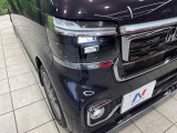 【LEDヘッドライト】悪天候や夜間走行時も良好な視界を確保し安心して運転できる高輝度LEDヘッドライトを装備!点灯速度が早く、消費電力も抑えられています。