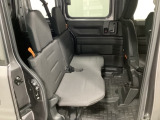 後席はワークスタイルに合わせて作業空間をアレンジします。左右分割で収納でき、段差のないフラットな荷室スペースを作り出すシートです。
