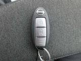 スマートキー付きです。人気装備の一つで、鍵を触らなくてもドアロックの開錠、エンジンの始動が出来ます。雨の日もキーを探す手間からも解放されますね。