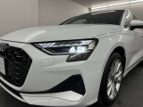 ウイング状のデイタイムランニングライトを備えるLEDヘッドライト。昼光に近い照明によって進路を照らし、昼夜ともに目視しやすく視認性を高め安全性と快適性を向上させます。