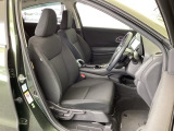 フロント広々、セパレートシートの運転席は、ハイトアジャスターが付いているので、快適にドライブができます。ハンドルはテレスコピック機能で、ハンドル位置を上・下・手前・奥に調節できます。