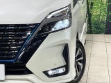 【LEDヘッドライト】悪天候や夜間走行時も良好な視界を確保し安心して運転できる高輝度LEDヘッドライトを装備!点灯速度が早く、消費電力も抑えられています。