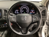ハンドルにHondaセンシング系のクルーズコントロールやレーンキープアシストなどのスイッチと、オーディオの操作スイッチが装備されています。ハンドルから手を離さず安全に操作できます。