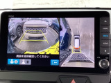 バックギアに入れますとご覧のような画像に自動的に切り替わります。車庫入れ時に役立ちます。