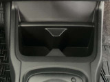 運転席助手席の方も使えるカップホルダーが装備されています。