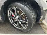 17インチの純正アルミホイールを履いています。205/45R17サイズのタイヤです。