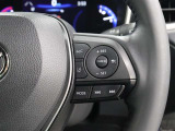 レーダークルーズコントロール作動時に車線維持に必要な運転操作の支援を行う「レーントレーシングアシスト(LTA)」を搭載しています。