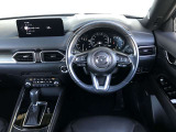 【運転席インテリアデザイン】左右対称のインテリアデザインでドライバーを包み込み運転に集中できるように設計されています。