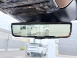 【クリアサイトインテリアリアビューミラー】は車体に装備したカメラによって、後方の映像がミラーに映し出されます。ミラーユニット下部のスイッチで簡単にモード切替も可能です。