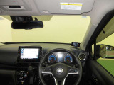 ドライバー目線で、使いやすく安全操作性と良好な視界を実現した運転席です。