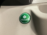 ECON モードをON にするとアクセルペダルの動きに対するエンジンの反応とエアコンの制御を切り換えることで、燃費のいい運転をするドライバーがペダルを踏んだ時と同じようにエンジンを制御します。