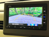 【バックカメラ】駐車時に後方がリアルタイム映像で確認できます。大型商業施設や立体駐車場での駐車時や、夜間のバック時に大活躍!運転スキルに関わらず、今や必須となった装備のひとつです!