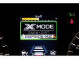 X-MODEは路面に応じてモードを選択するだけで4輪の駆動力やブレーキなどを最適にコントロール。悪路からのスムーズな脱出をサポートします。