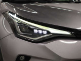 LEDヘッドランプには「オートマチックハイビームシステム」を搭載。夜間走行時にハイビームで走行可能と判断した場合、ロービームとハイビームを自動的に切り替え、前方視界確保をアシストします。