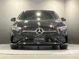 フロントグリル中央に大きく輝くスリーポインテッドスター。メルセデスベンツならではのステータスを強く感じる事ができます