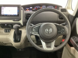 【ハンドル】運転にかかわる様々な操作を安全に行えるように視点移動が少なく操作性に配慮されたスイッチ類が凝縮されたコックピットです。