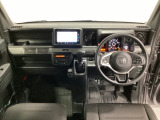 車内は光触媒抗菌消臭施工済です。スタイリッシュなデザインでスポーティなインパネ周りを演出します。グローブボックスやカップホルダーのほかにトレーなどたくさんの収納スペースが付いています。