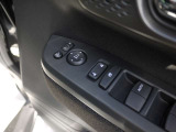 パワーウィンドウのスイッチですよ。運転席に居ながら窓を開け閉めのコントロールできます。