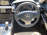 ●仕入れ段階で徹底したチェックを行い、厳しい審査にパスした車だけを展示・販売しています。弊社ではこれをプロチェックと呼び、数十の独自チェック項目に基づき、車の状態を調べ上げています。