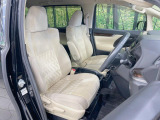 運転席まわりには十分なスペースがあり、大柄な方でもゆったり運転していただける環境です。