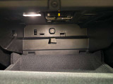 グローブボックス内にETC車載器を搭載しております。