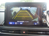 バックカメラの画像です。ガイドラインがスムースな車庫入れをサポートいたします。車庫入れの安心感がアップしますね。