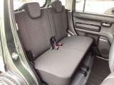 リアシートは軽自動車とは言えども大人がしっかりと座れるスペースを確保。