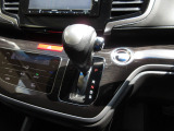 インパネシフトだから視線の移動も少なく足元もスッキリ。運転席もゆったりしているのでゆとりを持ってドライブできますね。
