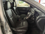 運転席の画像です。足元やシートまわりに余裕があり、リラックスした姿勢で運転が可能です。視界も良好で操作系へのアクセスもしやすく、快適で安心感のあるドライブをサポートします。
