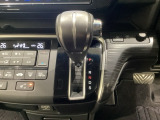 CVT車のセレクトレバーです。低速から高速まで、変速ショックのないスムーズな走りを実現するとともに、エンジン効率のよい領域を維持することで燃費にも貢献します。
